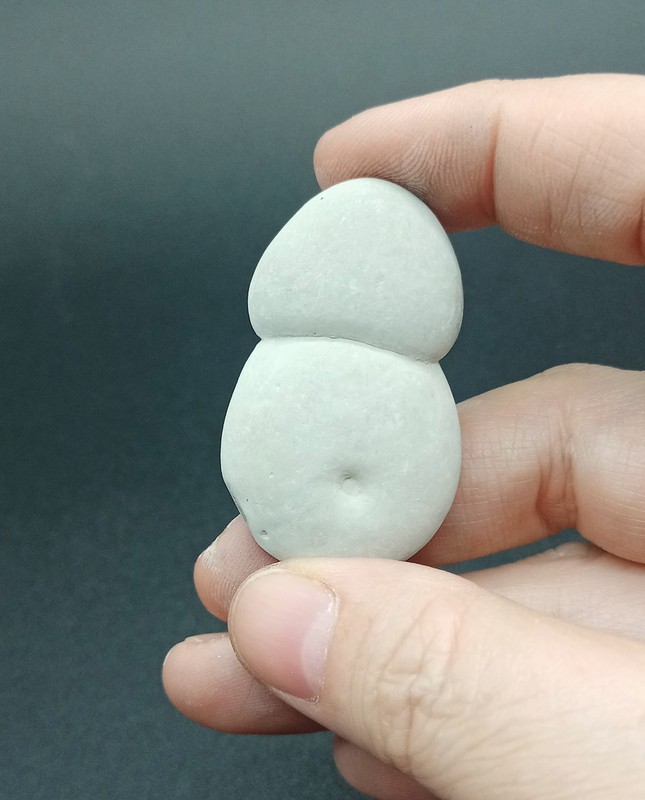 Esta piedra tiene las siguientes medidas 43x27 mm por 10 milímetros