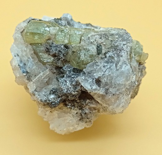 Apatito esparraguina (Cristal en matriz)