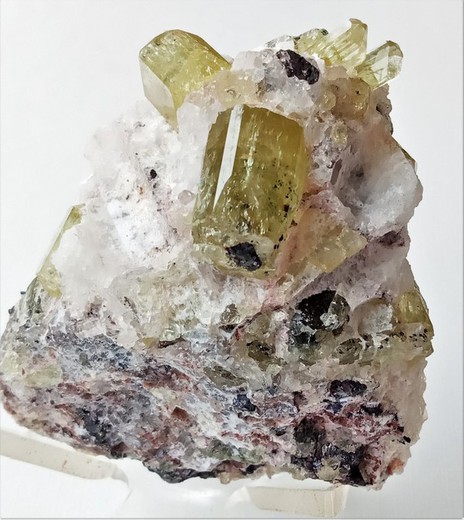Apatito esparraguina (grupo de cristales en matriz de cuarzo)