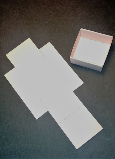 Caja plegable troquelada de cartón de 4x4 cm. Pack de 100 unidades