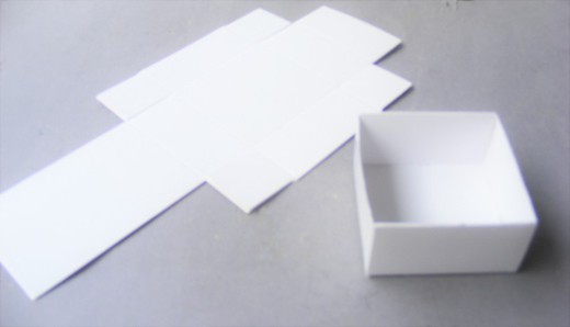 Caja plegable troquelada de cartón de 50x50 mm. Pack de 100 unidades