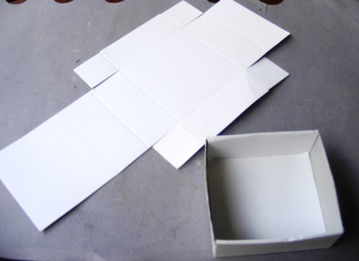 Caja plegable troquelada de cartón de 60x60 mm. Pack de 100 unidades