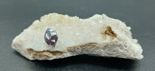 Cinabrio con microcristales de cuarzo