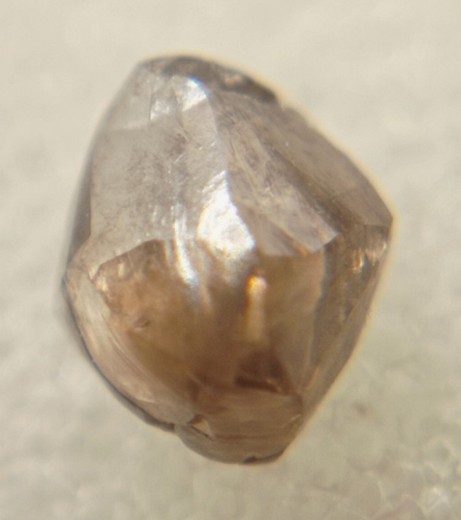 Diamante en bruto (octaedro ligeramente alargado)