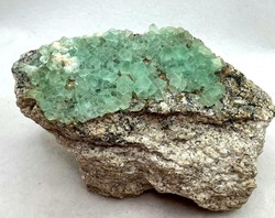 Fluorita Verde (cristales sobre matriz de pórfido)