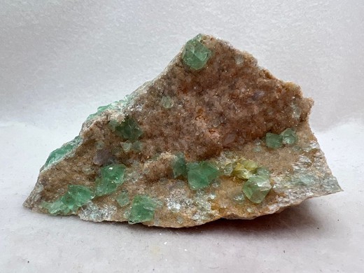 Fluorita Verde (Cristales octaédricos sobre matriz)