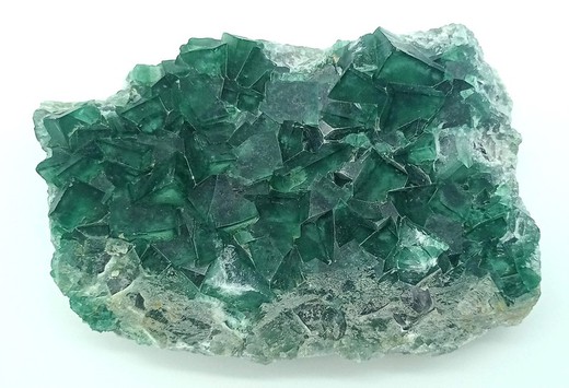 Fluorita verde en grupo de cristales
