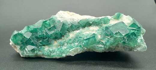 Fluorita verde grupo de cristales cúbicos