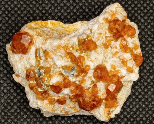 Granate espessartita con albita