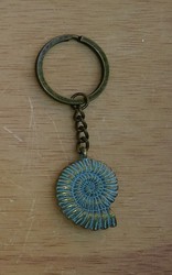 Llavero de ammonites en metal