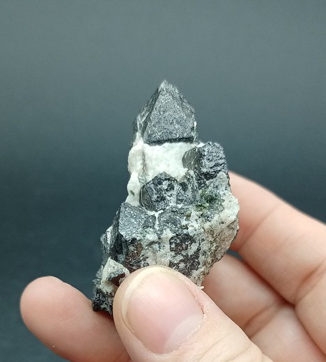 Magnetita (cristales en mármol)