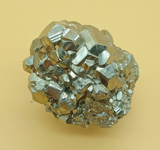 Pirita (Grupo de cristales dodecaédricos)
