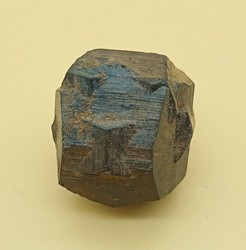 Pirita macla en cruz de hierro