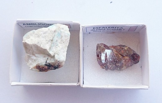 Minerales en cajita de 4x4. Serie rosa.
