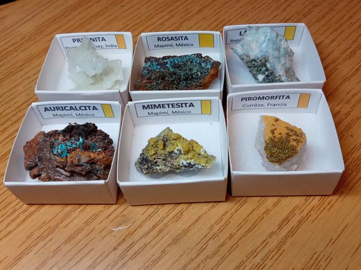 Minerales en cajita de 4x4. Serie amarilla.