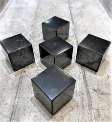 Shungit tallada en forma de cubo