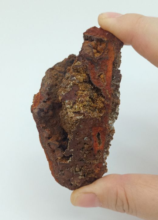 Adamina cristales en superficie