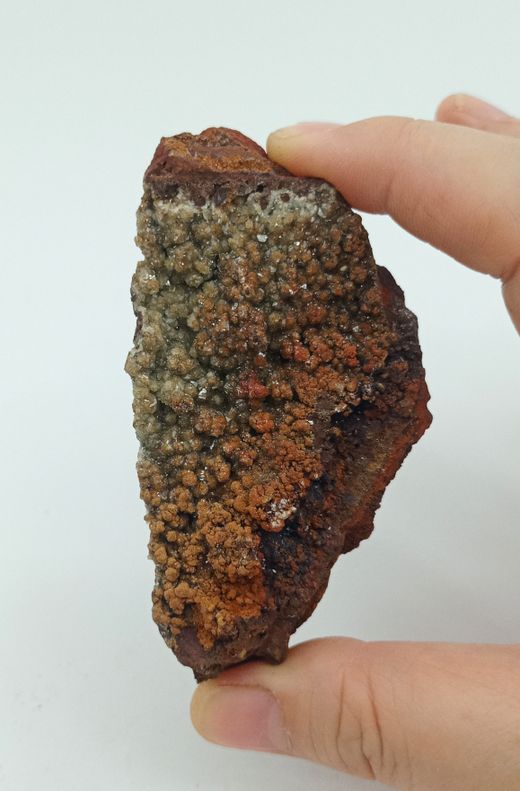 Adamina cristales en superficie