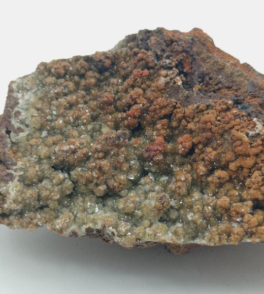 Adamina cristales en superficie