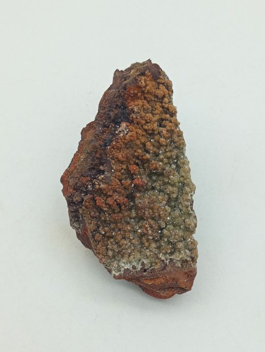 Adamina cristales en superficie