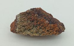 Adamina cristales en superficie