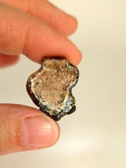 Ágata de Fuego en superficie parcialmente pulida (Ref. 8)