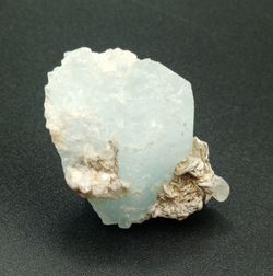 Aguamarina cristal con mica moscovita