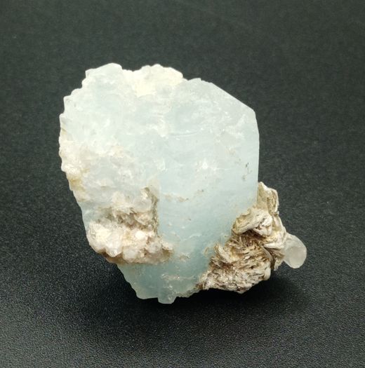 Aguamarina cristal con mica moscovita