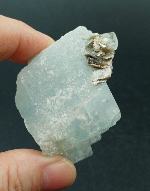 Aguamarina cristal con mica moscovita