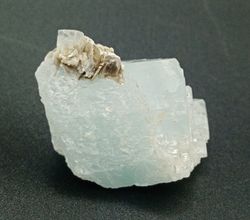 Aguamarina cristal con mica moscovita