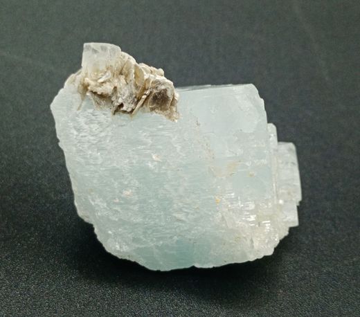 Aguamarina cristal con mica moscovita