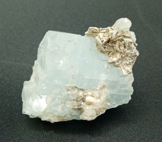 Aguamarina cristal con mica moscovita