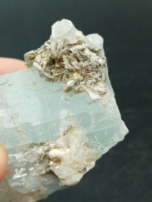 Aguamarina cristal con mica moscovita