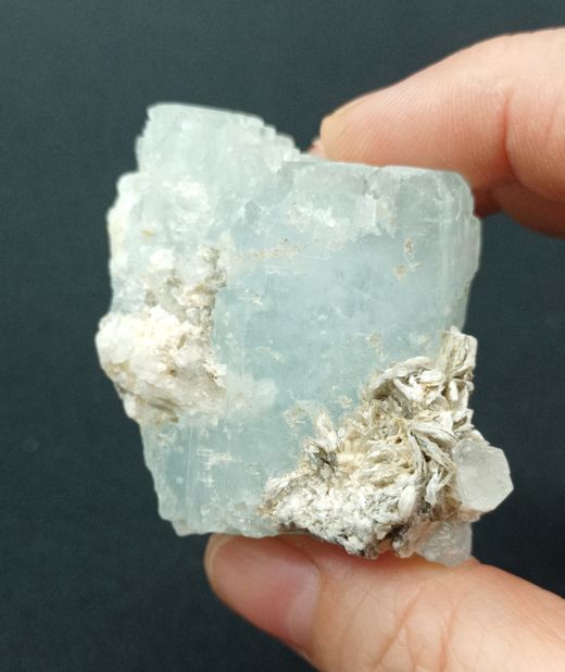 Aguamarina cristal con mica moscovita