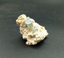 Aguamarina en Albita