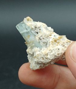 Aguamarina en Albita