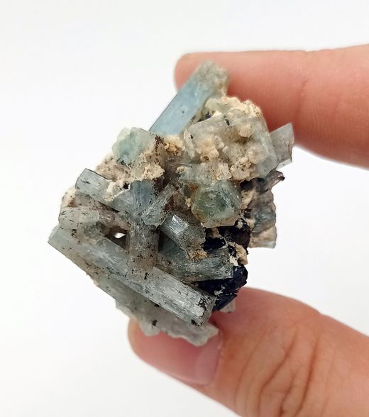 Aguamarina grupo de cristales con cuarzo