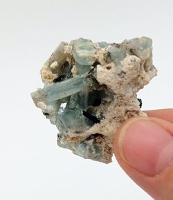 Aguamarina grupo de cristales con cuarzo