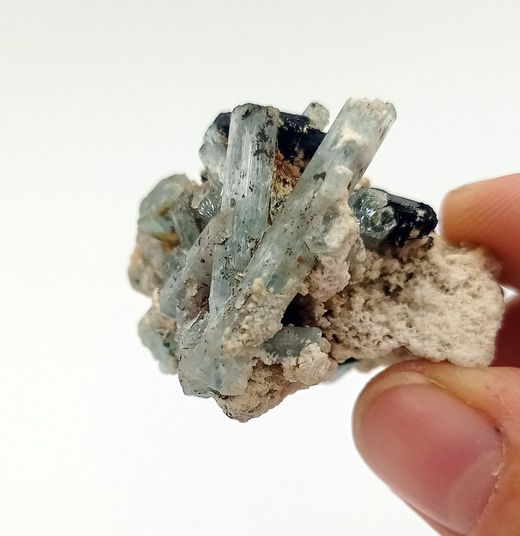 Aguamarina grupo de cristales con cuarzo
