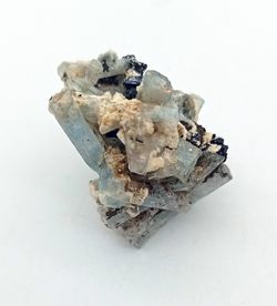 Aguamarina grupo de cristales con cuarzo