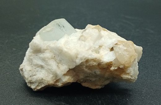 Aguamarina sobre cuarzo