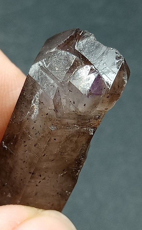 Amatista ahumada biterminada