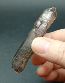 Amatista ahumada biterminada