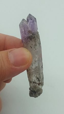 Amatista ahumada biterminada