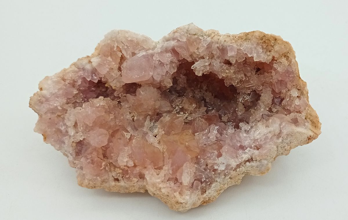 Geoda de Amatista rosa cuya medida es: 63x54x40 mm. Midiendo su cristal ...