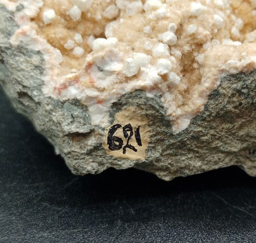 Analcima sobre Gmelinita - Ex colección Folch