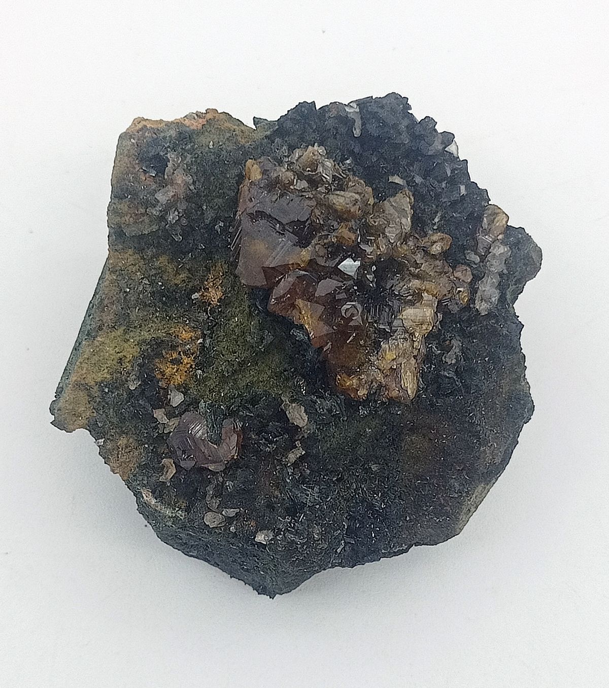 Cristales de Andradita sobre Hedenbergita