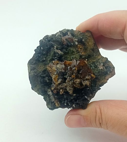 Cristales de Andradita sobre Hedenbergita