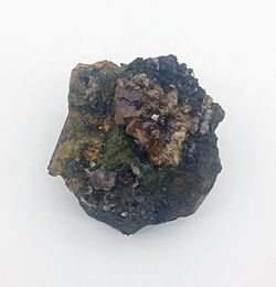 Cristales de Andradita sobre Hedenbergita