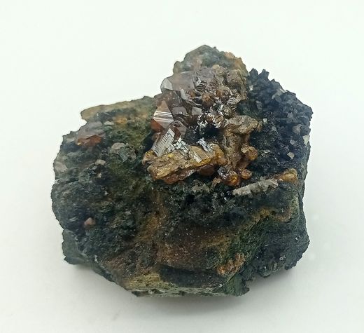 Cristales de Andradita sobre Hedenbergita